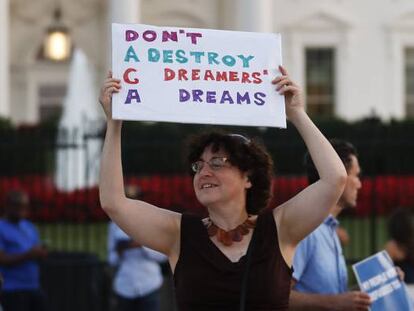 Una mujer se manifiesta frente a la Casa Blanca contra el decreto que impide deportar a inmigrantes que llegaron a EE UU siendo ni&ntilde;os 