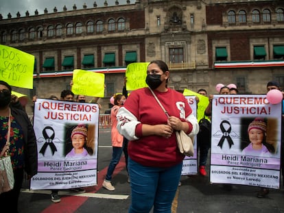 Cristina, madre de Heidi Mariana Pérez, participa durante una manifestación frente a Palacio Nacional en Ciudad de México, el 8 de septiembre de 2022.