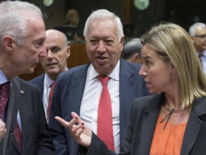 Federica Mogherini habla con el coordinador antiterrorista europeo, Gilles de Kerchove, en presencia de Margallo.