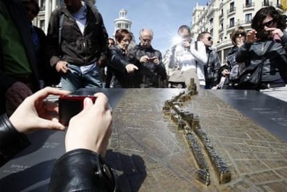 Maqueta en bronce y acero de la Gran Vía inaugurada ayer por los Reyes, ideada por Javier Ortega y realizada por Javier Aguilera, Juan de Dios y Jesús del Rey.