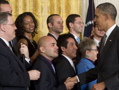 El presidente Obama saluda a varios l&iacute;deres hispanos tras su discurso