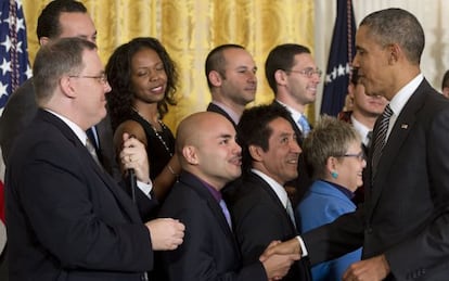 El presidente Obama saluda a varios l&iacute;deres hispanos tras su discurso