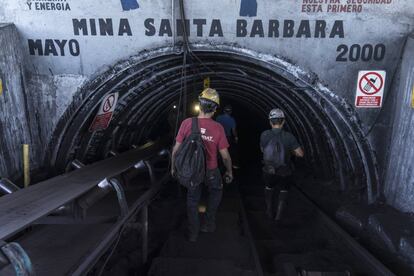 Coahuila tem mais de 1 bilhão de toneladas de carvão enterradas em seu subsolo, de acordo com o Serviço Geológico Mexicano. Na imagem, a boca da mina de Santa Bárbara, a 200 metros de profundidade. "Há uma aposta sem dúvida em reativar a economia do lugar e a produção de carvão", afirma o delegado do governo nacional em Coahuila, Reyes Flores. O representante federal garante que, quando chegaram ao poder, em dezembro passado, eles se depararam com um "claro abandono" das usinas pelo Executivo de Peña Nieto. Diante dessa situação, ele diz, optaram por investir na manutenção.