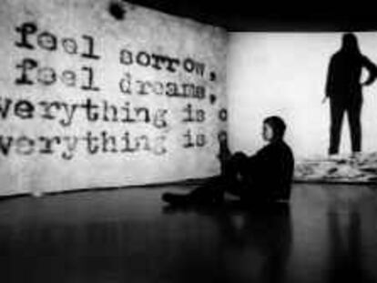 B 32486 (5/FEB/99) -COLOR- Sala Metronom, Barcelona, Jordi Guillunet y Monica Rosello, "Pieza Central". -foto: Carmen Secanella.