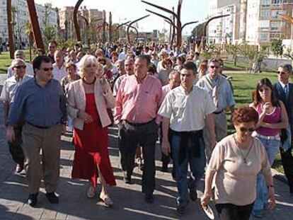 Teófila Martínez recorre, ayer, la nueva Avenida Juan Carlos I de Cádiz.