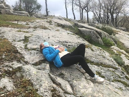 Mónica García, de Más Madrid, en la sierra madrileña con su familia.