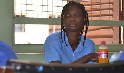 Dina, una mujer ghanesa con ceguera, aprende oficios manuales en un centro de formación de invidentes en Accra, la capital del país. Unas 250.000 personas en este país africano son ciegas. José Ignacio Martínez