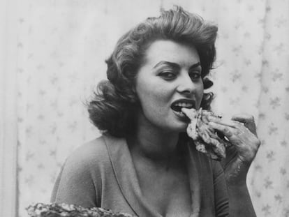 Sofia Loren comiendo pizza en 1954. Su otra pasión aparte del cine es la cocina y en 1998 publicó un exitoso libro que mezclaba recetas italianas con recuerdos de su vida.