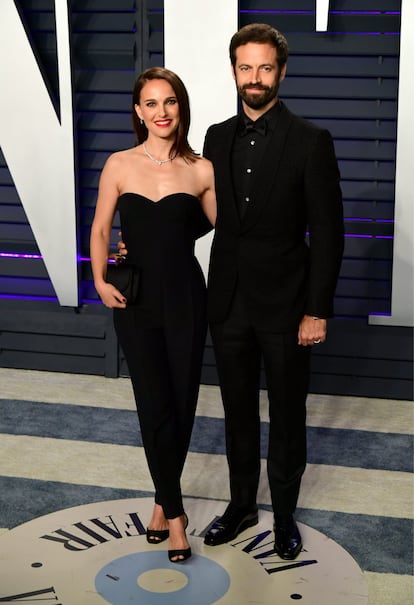 Natalie Portman y Benjamin Millepied. La pareja se conoció en 2009, durante el rodaje de Cisne negro, la película cuyo papel protagonista le valió un Oscar a Portman. Él era el coreógrafo, entrenador y, en principio, su partenaire sobre el escenario. Tras poco más de dos años juntos y un hijo en común, se casaron en 2012 en una ceremonia judía, religión a la que se convirtió Millepied por amor. Ambos son muy discretos en su vida privada y nunca hablan de su matrimonio. 