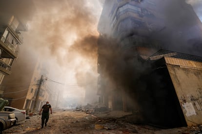 Un edificio en llamas tras un ataque israelí en el barrio de Dahiye, en el sur de Beirut, este miércoles.