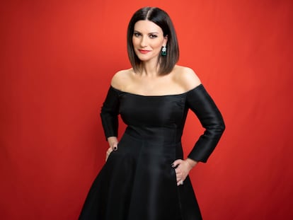 Laura Pausini vestida también de Valentino en los Oscar 2021.