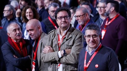 Desde la izquierda, Pepe Álvarez, líder de UGT; Unai Sordo, secretario general de CC OO; Óscar López, ministro de Transformación Digita, y Patxi López, portavoz del PSO en el Congreso de los Diputados, el sábado en Sevilla.