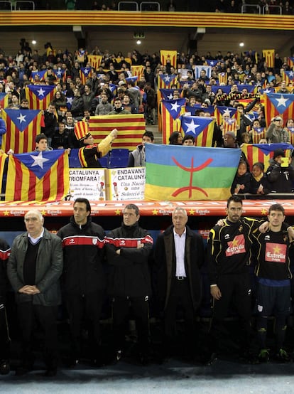 Cruyff, en el banquillo de Catalunya.