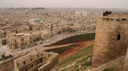 Vista general de Alepo, con la muralla de la Ciudadela en primer término. Foto tomada el 11 de diciembre de 2009.