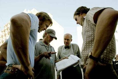 De izquierda a derecha, el productor Daniel Craig, Steven Spielberg, Hanns Zischler y Eric Bana, en el rodaje.