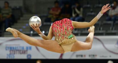 La rusa Margerita Mamun, durante su ejercicio con pelota en los Mundiales de gimnasia rítmica que se celebran en Stuttgart (Alemania).