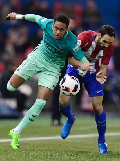 Neymar (i), del Barcelona, y Juanfran, del Atlético de Madrid, en un momento del partido.