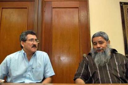 Los representantes del ELN, Antonio García (izquierda) y Francisco Galán, ayer en La Habana.