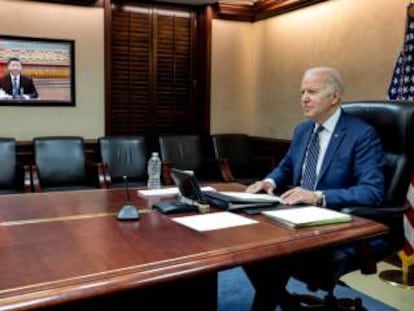 Joe Biden habla por teleconferencia con Xi Jinping, el 18 de marzo pasado.