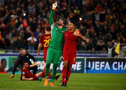 Alisson Becker se abraza a Juan Jesús.