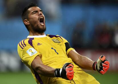 Sergio Romero, guardameta argentino, celebra el pase de su equipo a la final, tras parar dos penaltis de los jugadores de la selecci&oacute;n holandesa.