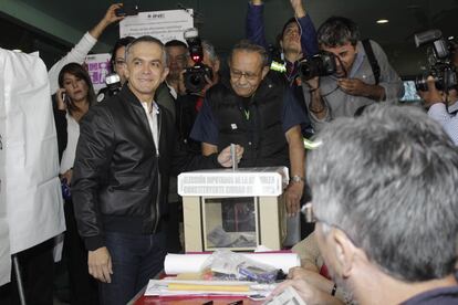 El alcalde de la capital mexicana, Miguel Mancera, emite su voto este domingo para elegir la Asamblea Constituyente.