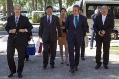 El vicepresidente y consejero delegado de Meliá Hotels Internacional, Gabriel Escarrer (2 d) junto al vicepresidente ejecutivo de IDISO y Asia-Pacifico Luis del Olmo Piñero (iz) y el presidente Greenland Group Zhang Yuliang (2ºiz.)  y otros representantes de la compañía.