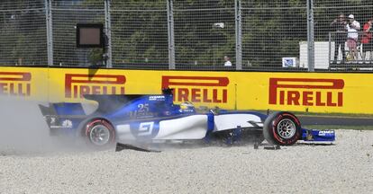 El piloto sueco de la escudería Sauber Marcus Ericsson se sale de pista poco después de iniciarse la carrera.