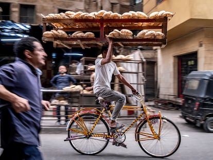 Un repartidor de pan en el casco antiguo de El Cairo el pasado marzo.