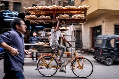 Un repartidor de pan en el casco antiguo de El Cairo el pasado marzo.