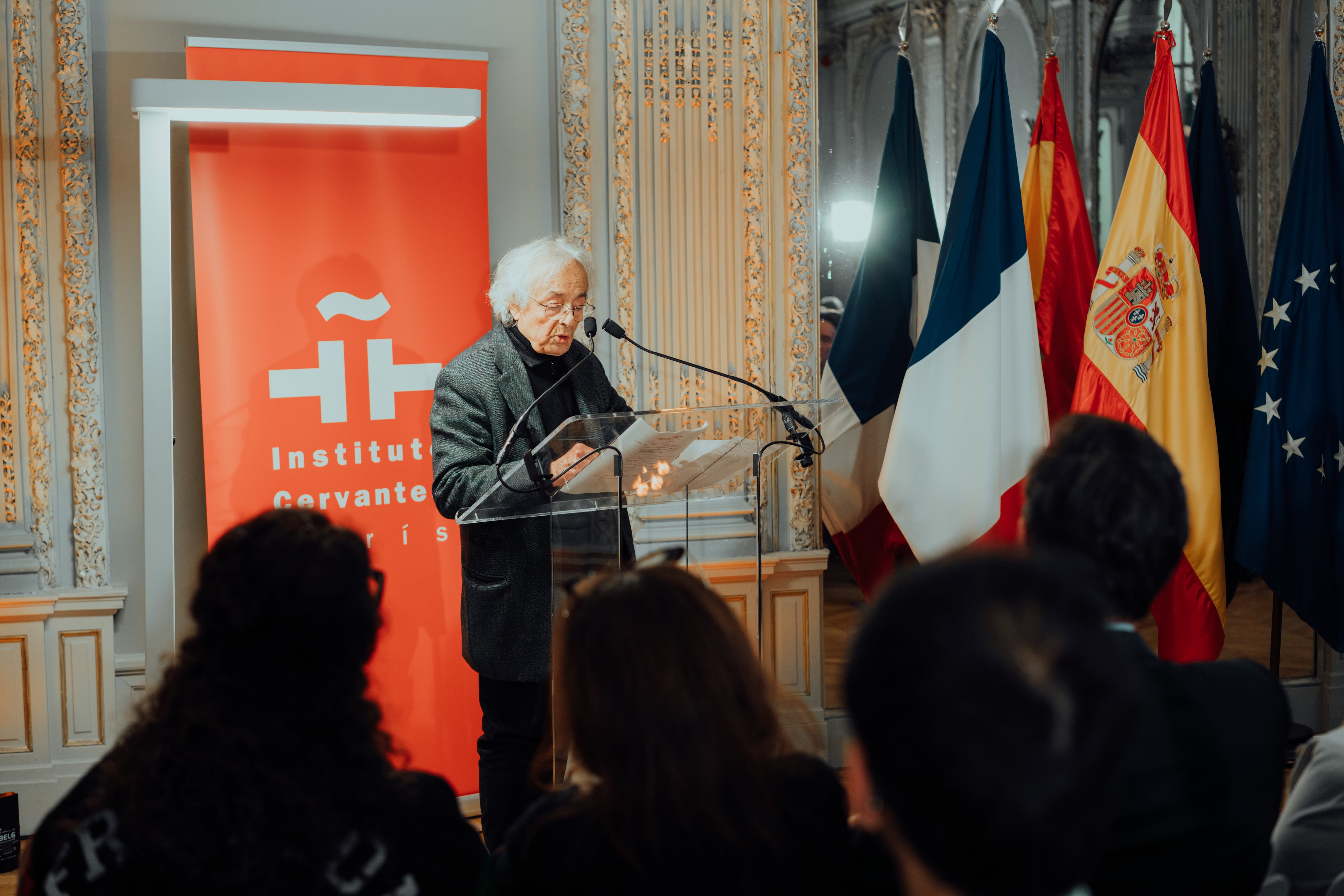 El poeta Adonis dando un discurso en el Instituto Cervantes de París.