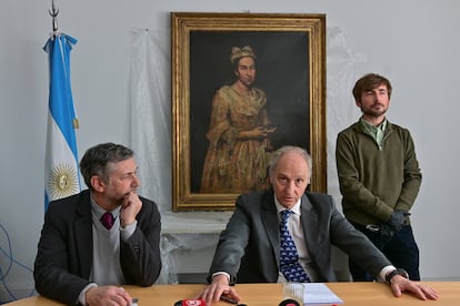 El fiscal general Daniel Adler, el fiscal federal Carlos Martínez y Ariel Bassano hablan con la prensa este miércoles.