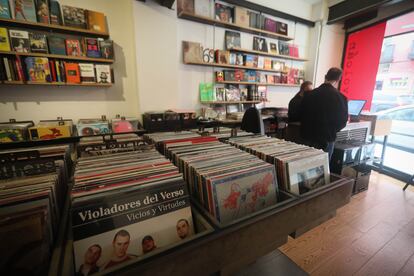 Interior de la tienda Bajo el volcán, en la calle Ave María del barrio de Lavapiés.