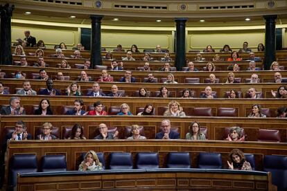 La ministra de Hacienda, María Jesús Montero (derecha), y la vicepresidenta segunda del Gobierno y ministra de Trabajo, Yolanda Díaz, en el Congreso de los Diputados.