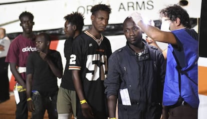 Varios inmigrantes del 'Open Arms' son atendidos tras desembarcar.