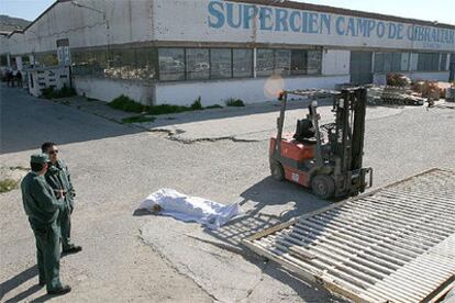 El cadver del vigilante muerto en accidente laboral, ayer, frente a la nave industrial en la que trabajaba en San Roque (Cdiz).