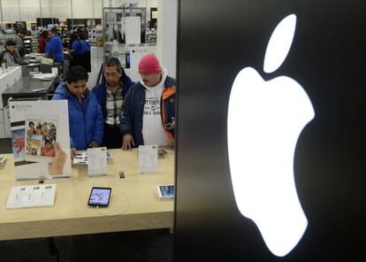 Logotipo de Apple en una tienda de electrónica de Estados Unidos.