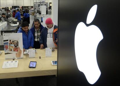 Logotipo de Apple en una tienda de electr&oacute;nica de Estados Unidos. 