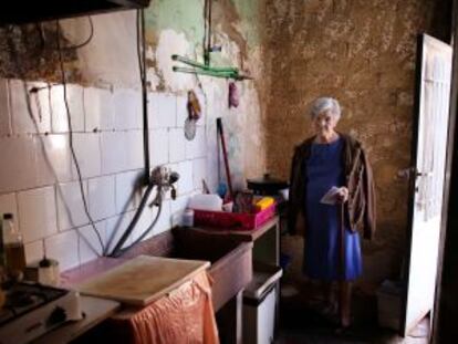 Josefa Martí, en la cocina de la vivienda que habitó durante 73 años.
