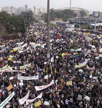 Miles de ciudadanos se echaron a la calle en El Cairo, a pesar de que las manifestaciones están prohibidas en Egipto desde 1981. La policía reprimió duramente a los manifestantes que intentaron llegar hasta la Embajada de EEUU.