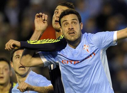 El defensa venezolano del Celta de Vigo Andrés Túñez (25 años) se ha formado en la cantera del conjunto gallego y en la temporada 2009/2010 debutó con el primer equipo. En la foto, Túñez cubre a Cristiano Ronaldo en un partido de Liga el pasado 10 de marzo.