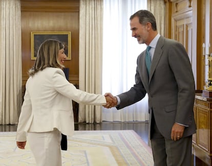 El rey Felipe VI saluda a la diputada gallega de Mareas en Común, Yolanda Díaz.