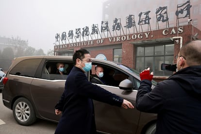 Miembros de la misión de la OMS que investigó el origen de la pandemia, en Wuhan este 3 de febrero.