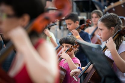 Un grupo de menores participa en el concierto de violonchelistas esta mañana en el Born de Barcelona.