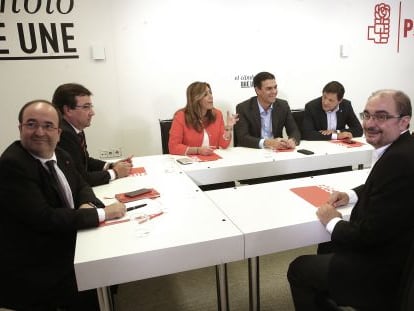Sánchez con los presidentes autonómicos socialistas y dirigentes del partido, entre ellos Miquel Iceta (izquierda), en Madrid.