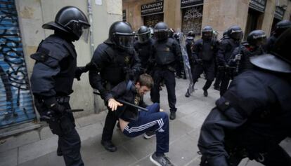 Actuación policial en el desalojo durante un desahucio en el Raval.