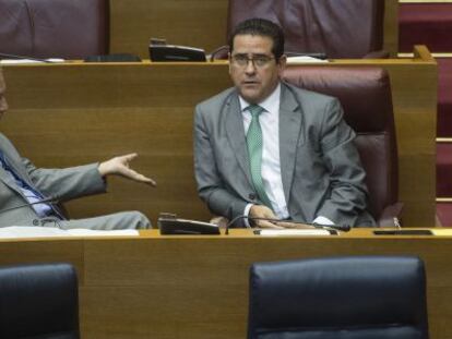 Los diputados del PP Rafael Maluenda y Jorge Bellver, durante el pleno de las Cortes Valencianas.