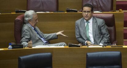 Los diputados del PP Rafael Maluenda y Jorge Bellver, durante el pleno de las Cortes Valencianas.