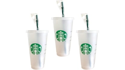 Tres vasos de Starbucks para beber frappuccino