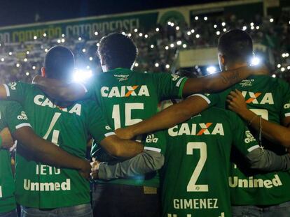 Jogadores da Chapecoense que não viajaram no avião rendem tributo a seus colegas no Brasil.